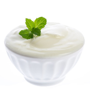Joghurt in einer Schale mit einem Blatt Minze